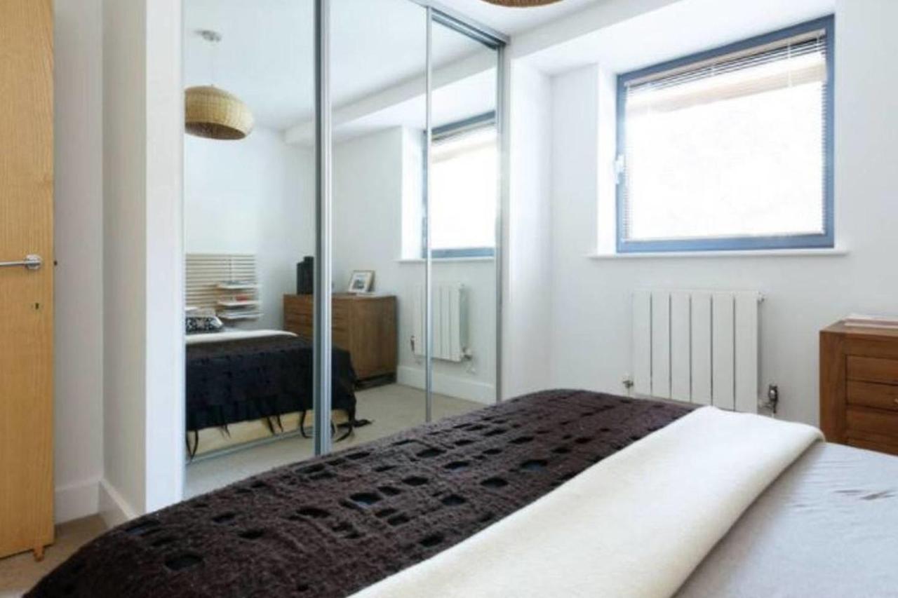 Peaceful Modern 2 Bedroom Flat With Water Views Londres Extérieur photo