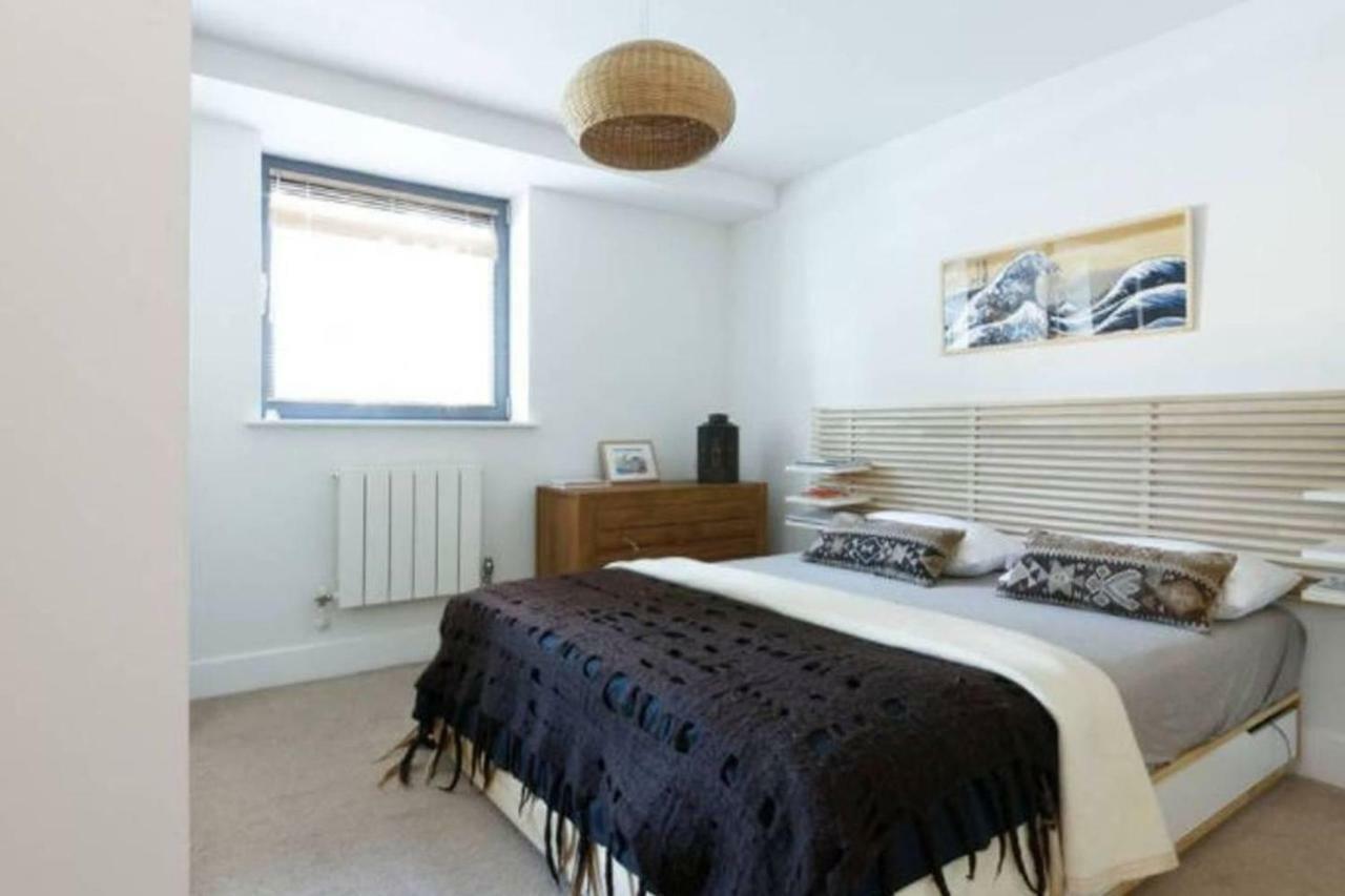 Peaceful Modern 2 Bedroom Flat With Water Views Londres Extérieur photo
